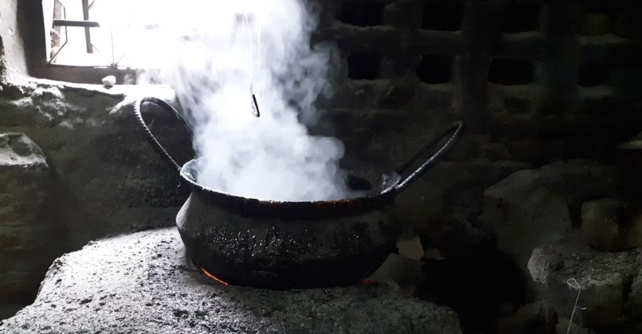 Une théière contenant de l'eau, placée sur un feu, garde une température constante une fois que l'eau est à ébullition. Elle ne se réchauffe qu'une fois toute l'eau évaporée.